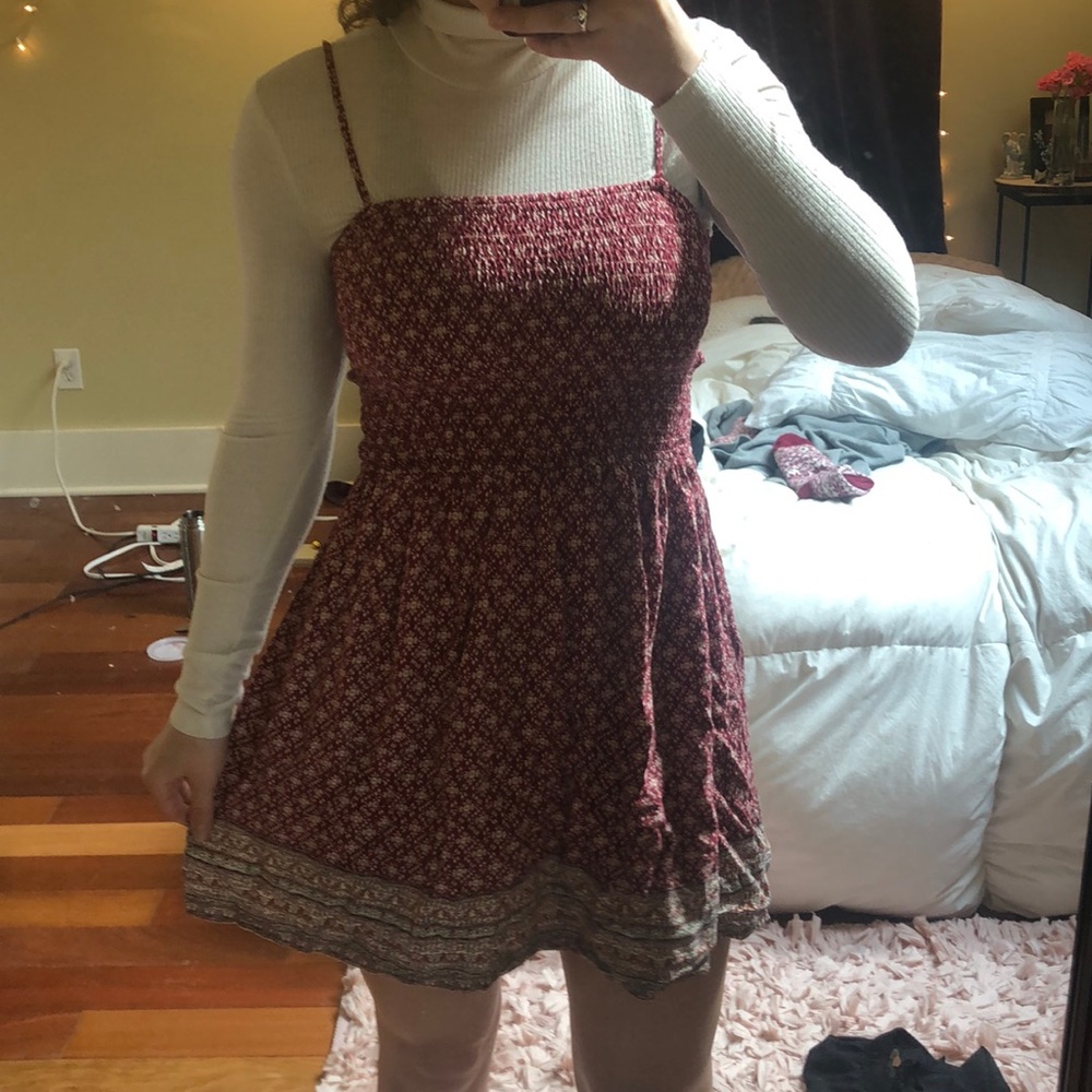 SUPER CUTE! Red patterned flowy dress